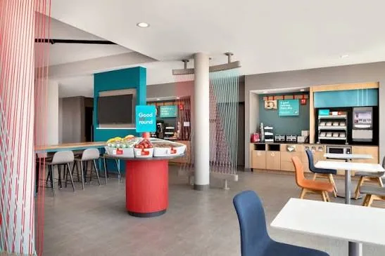 Grab-and-go market and breakfast bar. Avid Hotel, Salem, VA