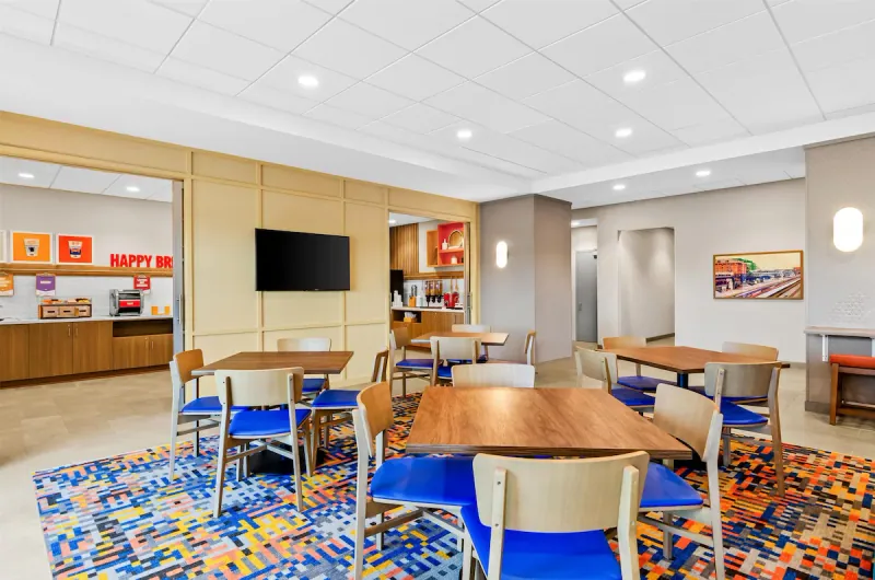 Breakfast and dining area. Hampton Inn, Daleville, VA