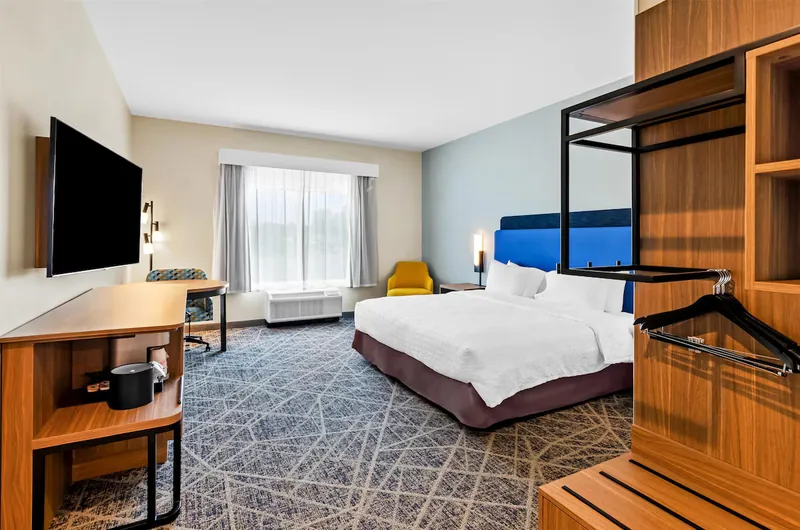 King guestroom. Hampton Inn, Daleville, VA