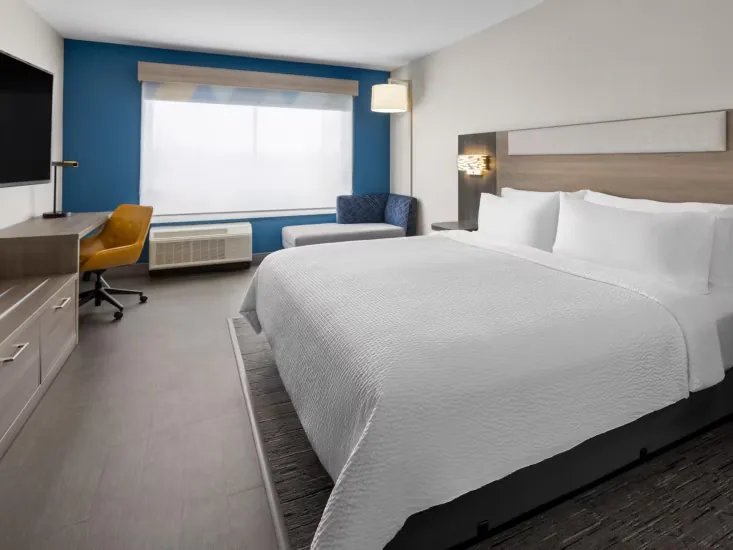 King guestroom. Holiday Inn Express & Suites, Waynesboro, VA