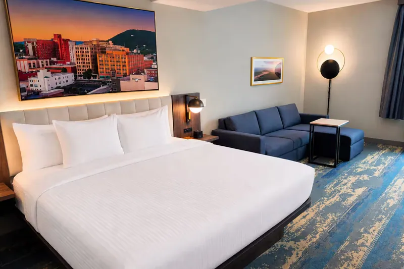 King guestroom. La Quinta by Wyndham, Hollins, VA