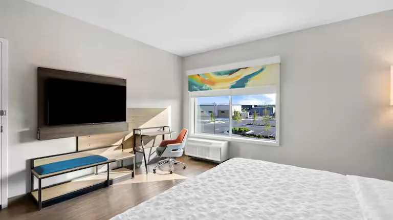 King guestroom. Tru by Hilton, Lexington, VA