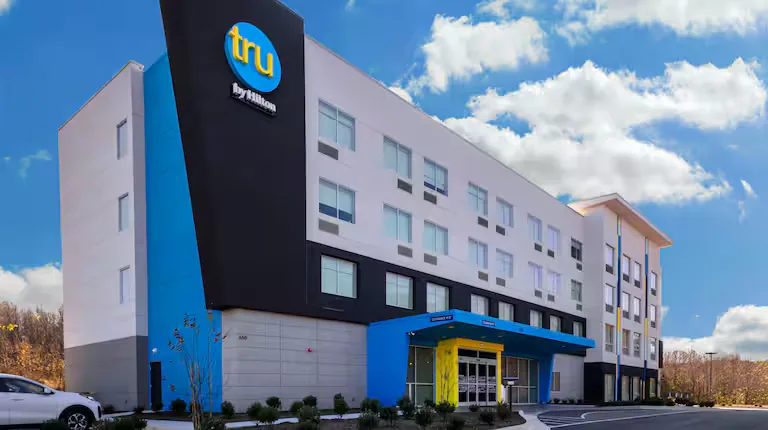 Exterior from the entry drive. Tru by Hilton, Lynchburg, VA