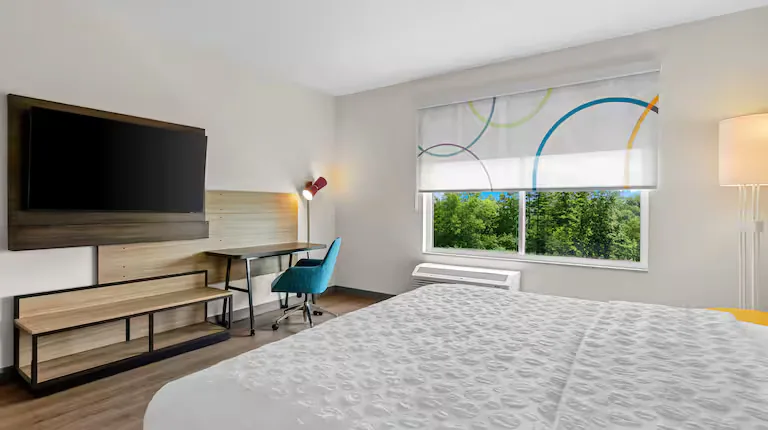 King guestroom. Tru by Hilton, Princeton, WV