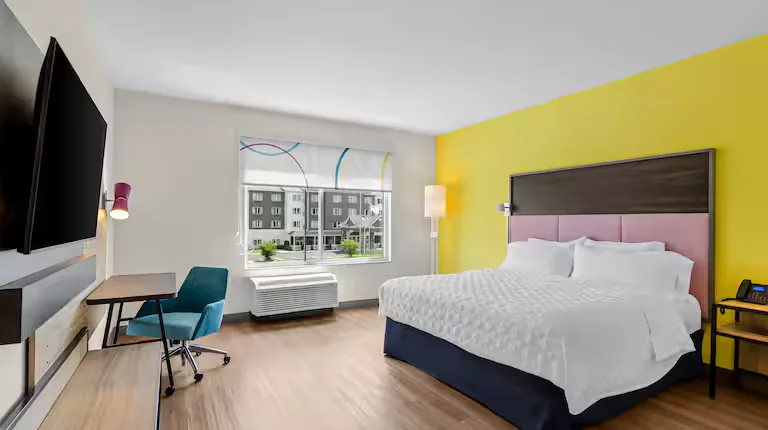 King guestroom. Tru by Hilton, Princeton, WV