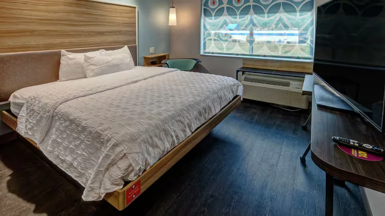 King guestroom. Tru by Hilton, Roanoke, VA